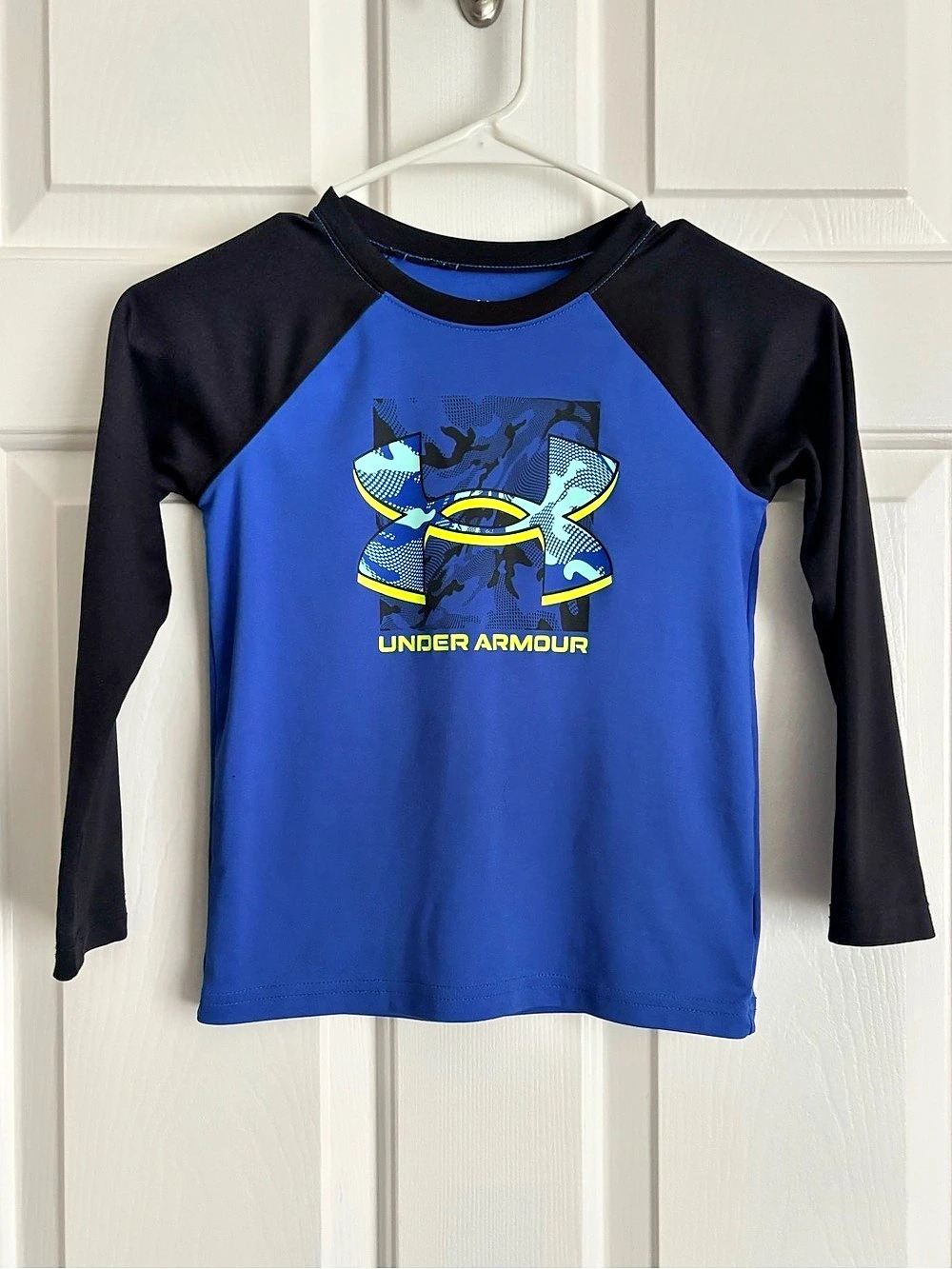 Boys Under Armour Long Sleeve Graphic Shirt in Blue & Black Like New